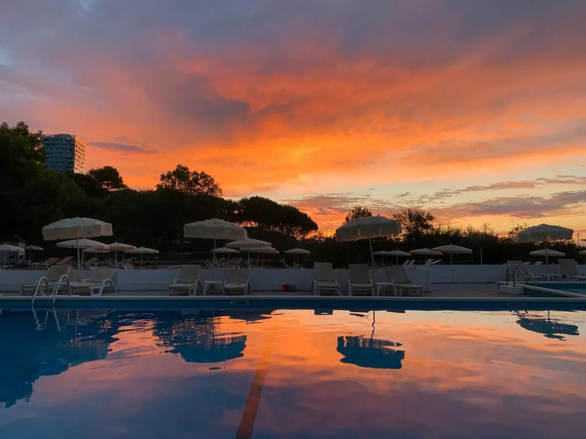 Hotel Beau Rivage Pineta Lido di Jesolo 4*,  Italy
